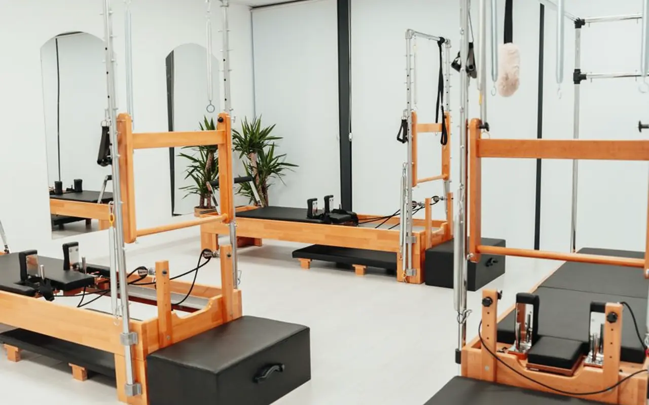 Estúdio de pilates amplo, claro e organizado