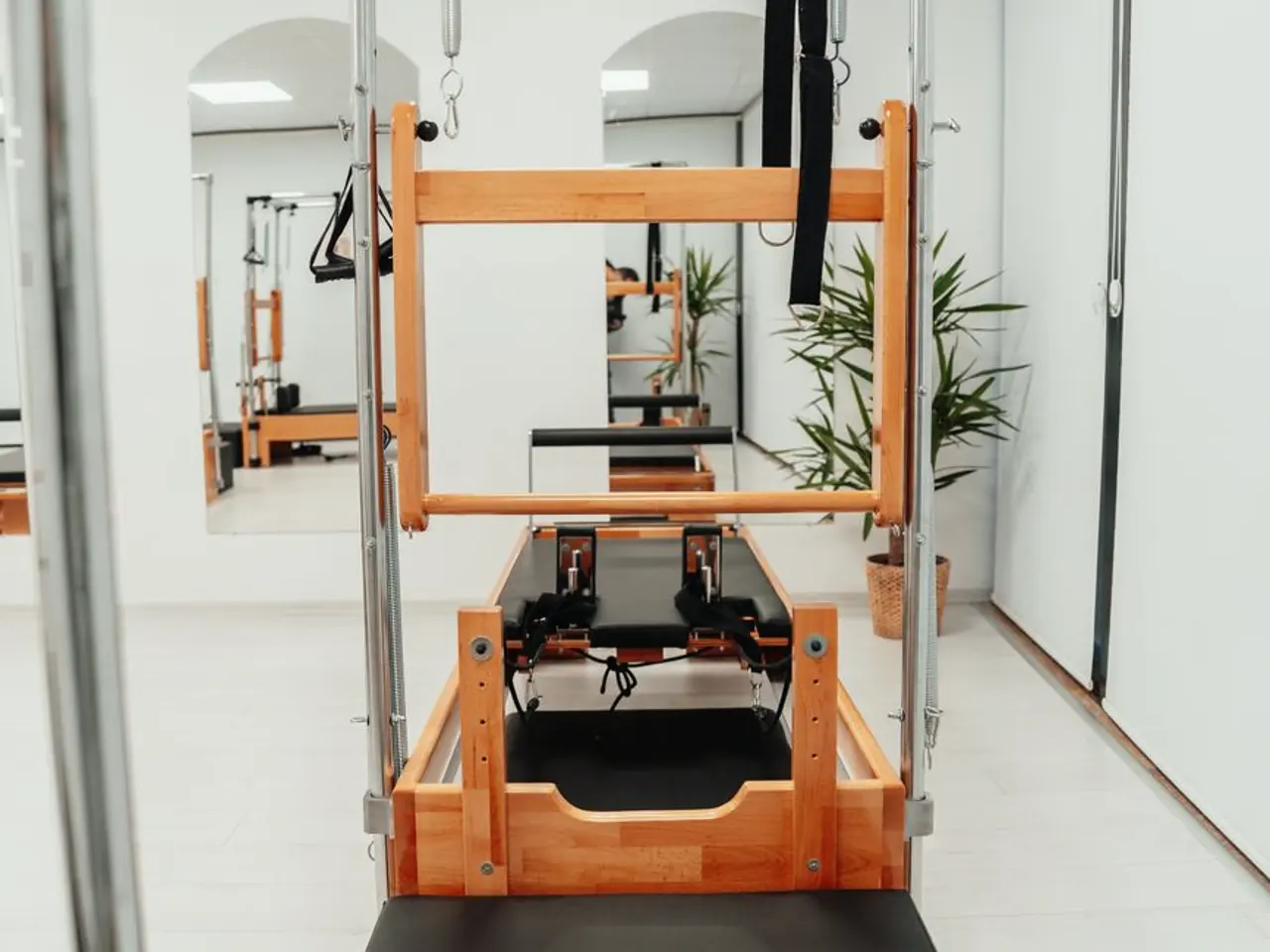 Reformer de pilates em destaque no estúdio