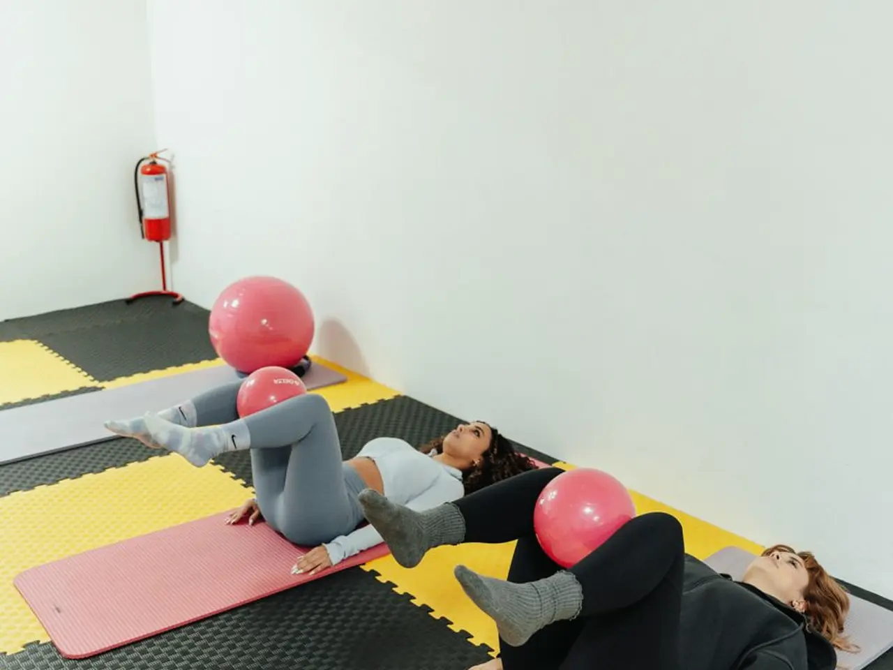 Aula em grupo reduzido de pilates no solo